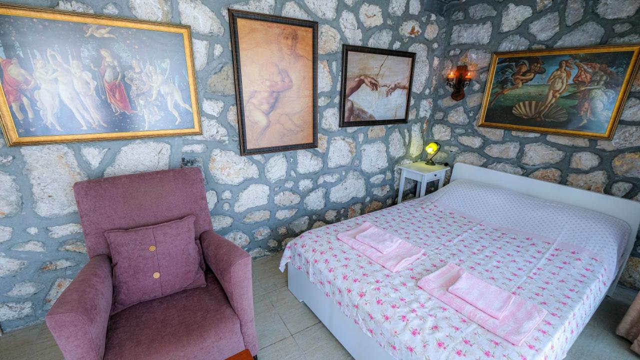 קרבורון Teras Butik Apart מראה חיצוני תמונה