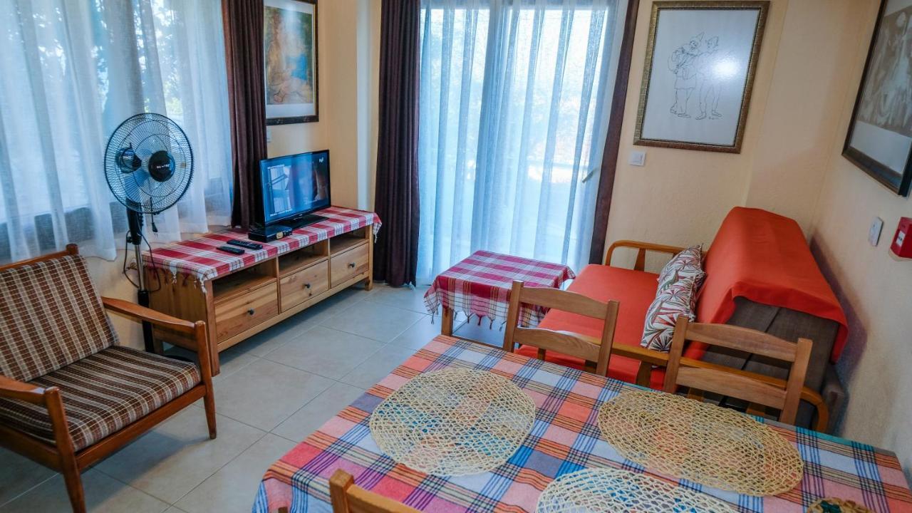 קרבורון Teras Butik Apart מראה חיצוני תמונה
